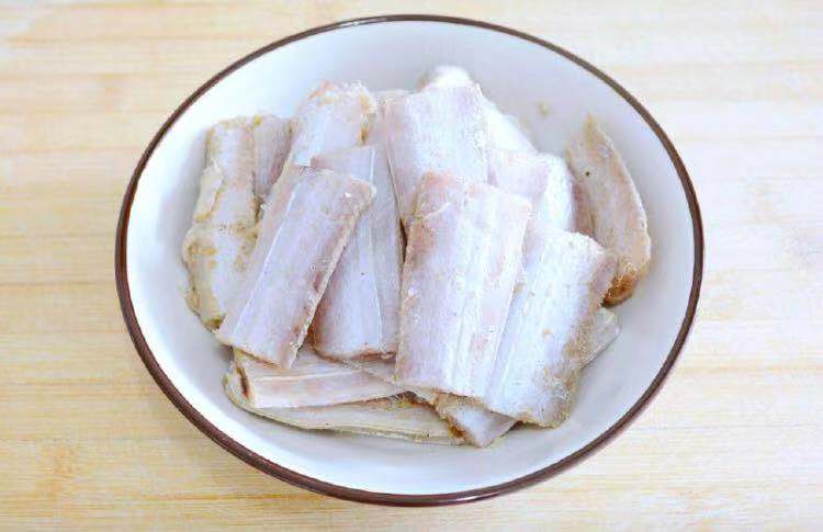 酒店里的招牌菜不粘锅的香煎带鱼,煎带鱼不粘锅不破皮的技巧