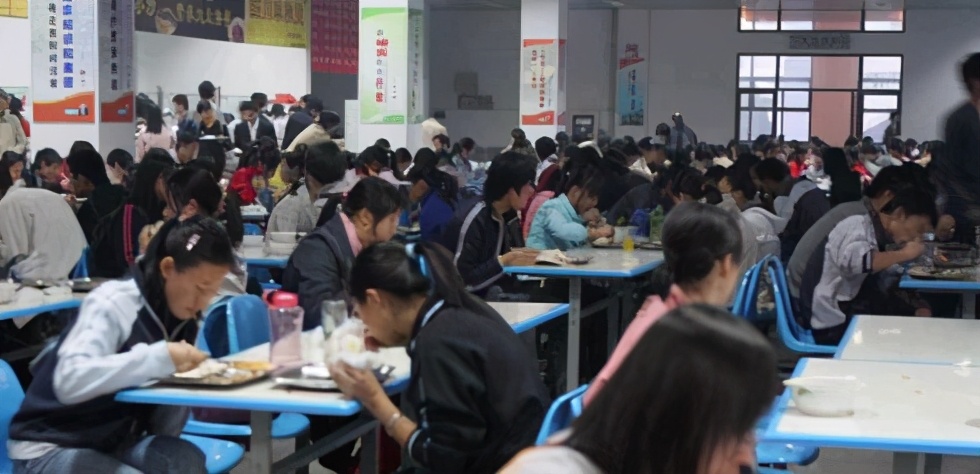 大学生的生活费每个月给多少合适,大学生要每月给多少生活费