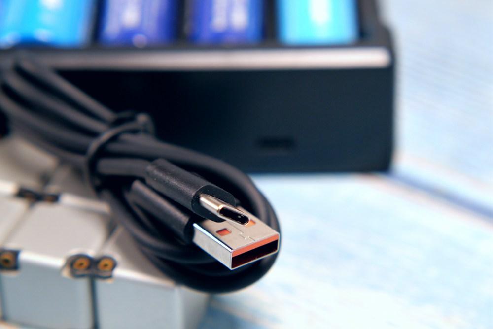 要痛痛快快地玩，就得配上这个8槽充电器才行