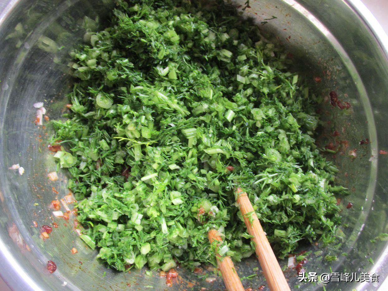 拌饺子馅先加水还是先放油,拌饺子馅先放菜先放油