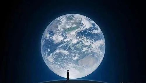 穷？王思聪卖拖鞋、T恤，51元起！腾讯总监竟然摆摊招人