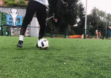 十大足球技巧过人动作,30秒掌握10种足球基本功