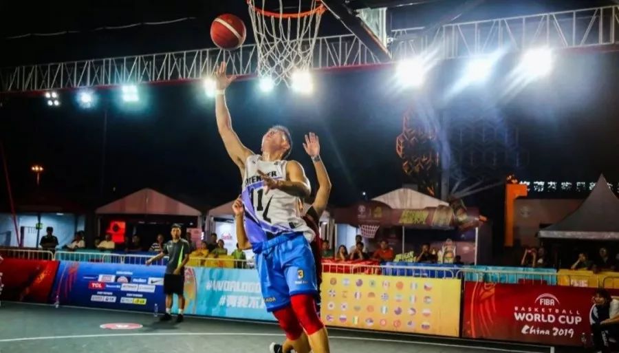 听说，来球迷区的小哥哥小姐姐们颜值很高……