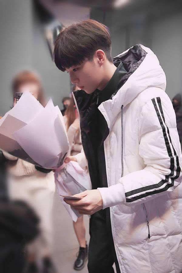 陈立农迪桑特羽绒服,陈立农同款冬季外套