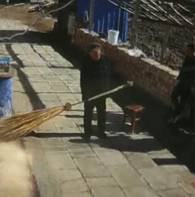 老人享用智慧新生活很难？网友：这届老baby不要太6！