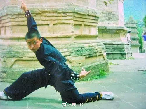 岳云鹏郭德纲大多少岁,岳云鹏14岁郭德纲26岁