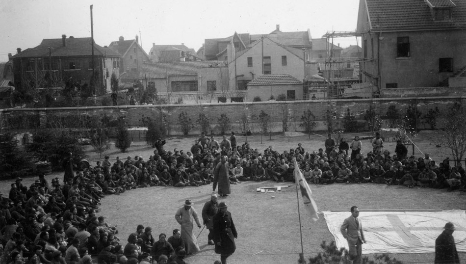 他组建南京国际安全区，救助救济中国难民，曾被两次授勋