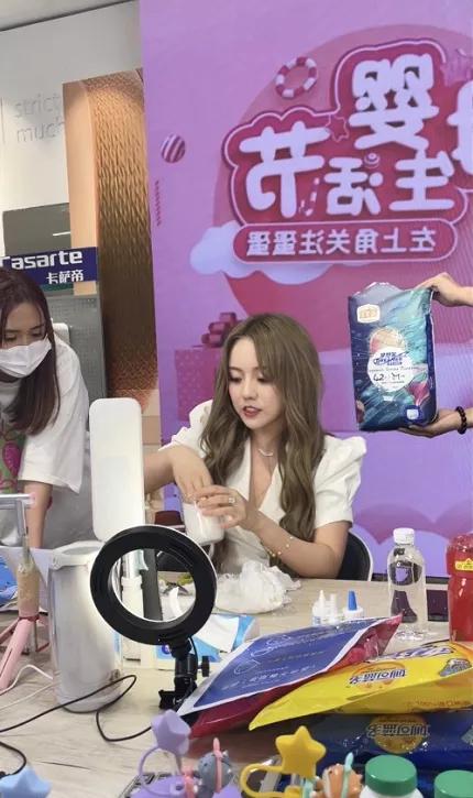 90后女主播靠什么收入,月入百万的女主播是怎么做到的