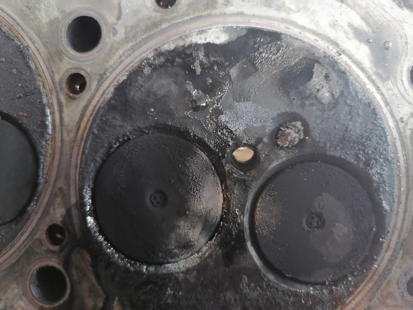 发动机冒白烟蓝烟烧机油,尾气大量冒蓝烟要不要大修发动机