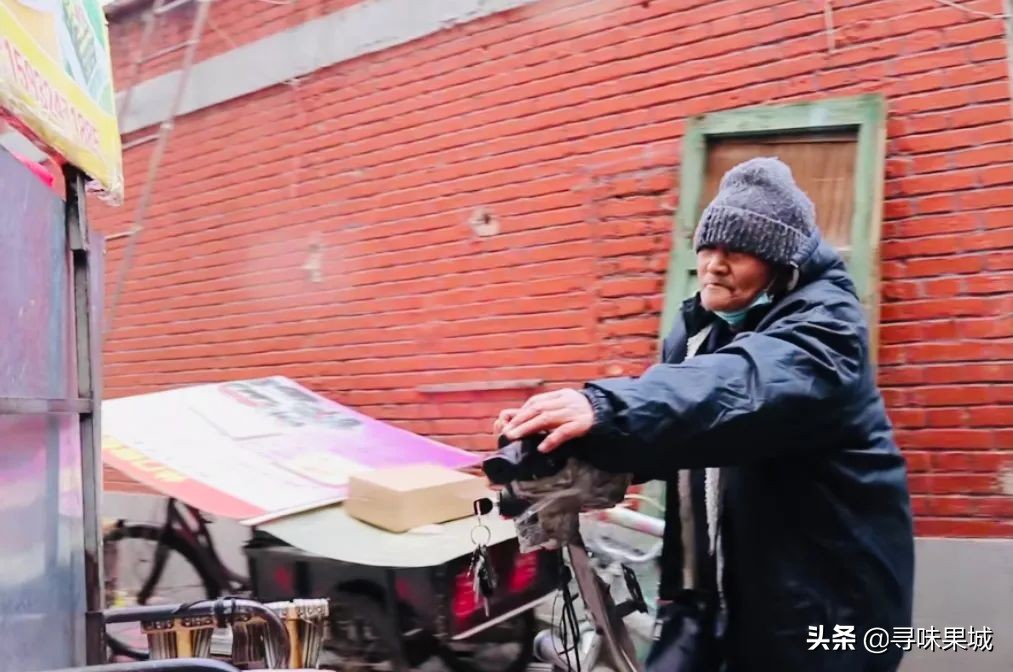 70岁大叔卖自创小吃40年,70岁老人在街边卖美食