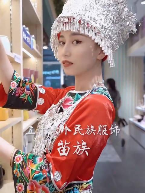 姑娘200多天拍摄56个民族服饰,95后姑娘拍56个民族服饰细节