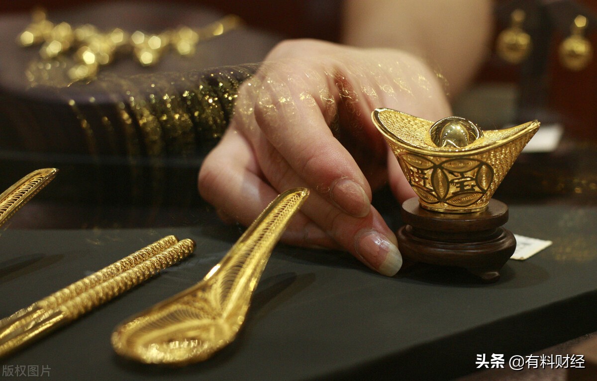 今天是8月9日，黄金价格创4个月新低，国内金店金价一克多少钱？