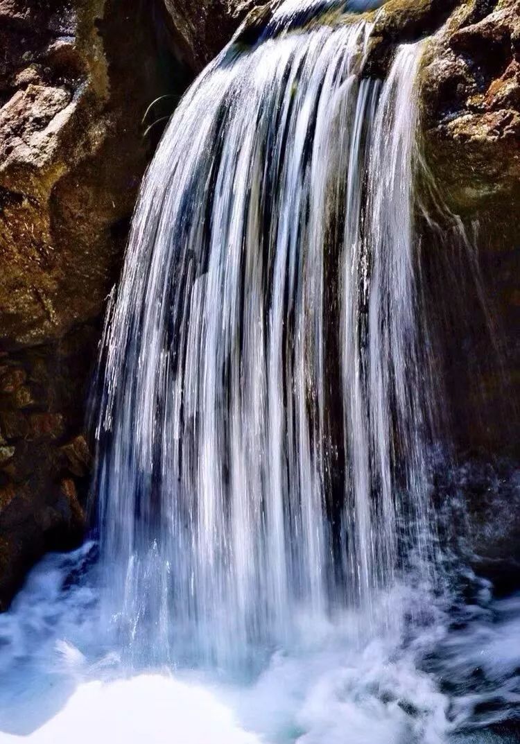 十大悬崖玻璃栈道景点,有瀑布有山还有玻璃栈道的景区