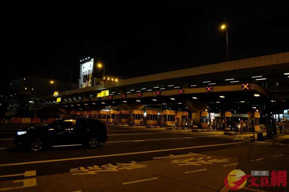 最新：香港警方旺角清场！暴徒竟拆*旗国**升“独”旗