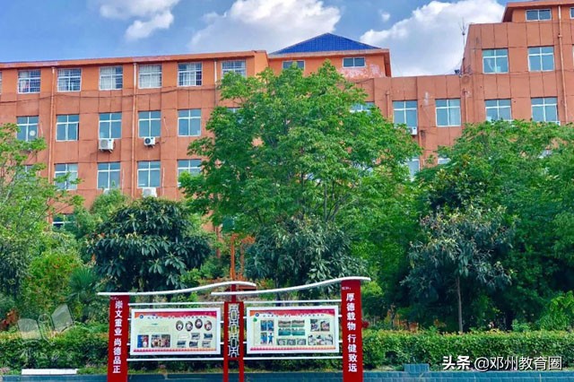 邓州市致远实验学校：桥边观鱼，竹下吟诗！真是师生进校入画来