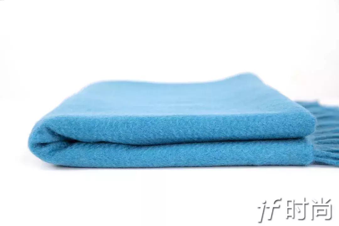 适合羽绒服显脸小围巾的系法,怎么给女生系围巾不会显脸小