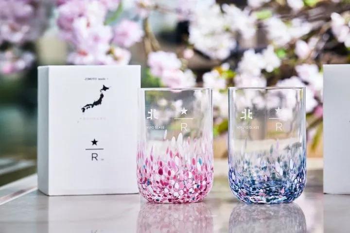 日本星巴克这次质感满分，网友diss中国星爸爸，月饼口味像蜡烛