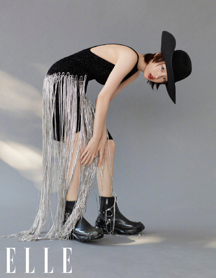 周冬雨伦敦时装周观秀造型,周冬雨elle封面蓝发造型大片