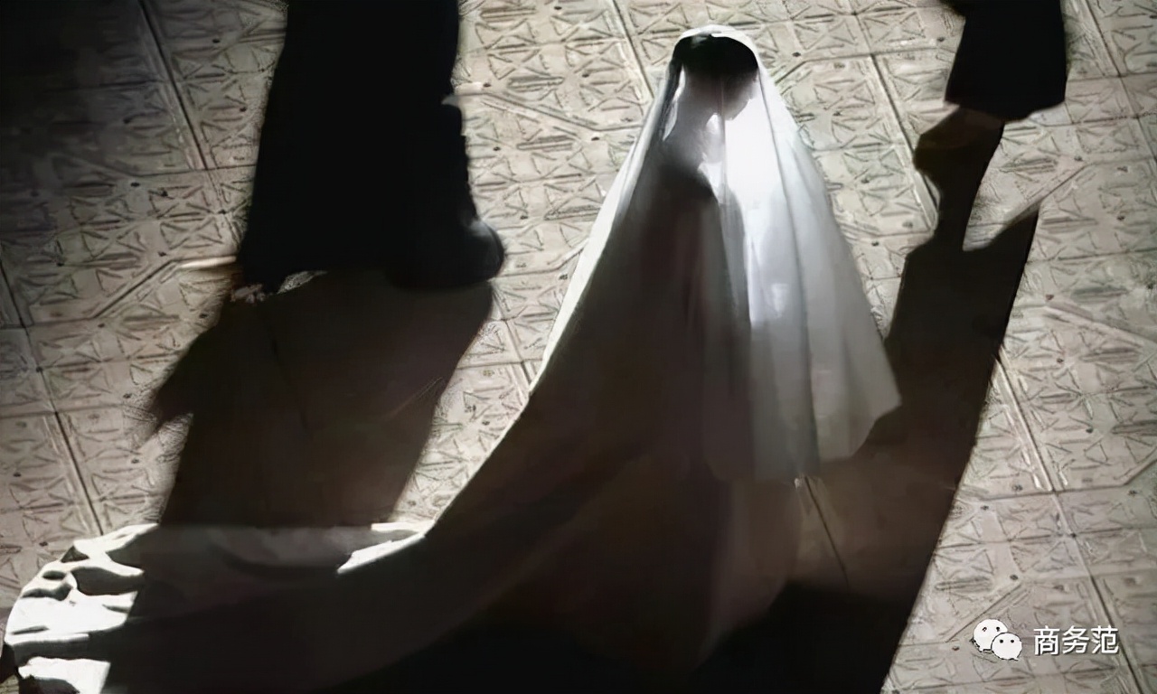 侃爷卡戴珊离婚后合体,卡戴珊什么时候跟侃爷闹分手的