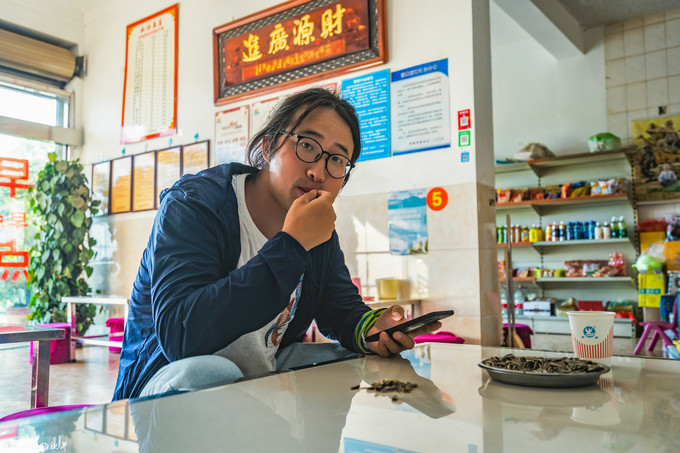 在高山湖泊边拍摄的风景照片湖底,绝美天池风光摄影照片