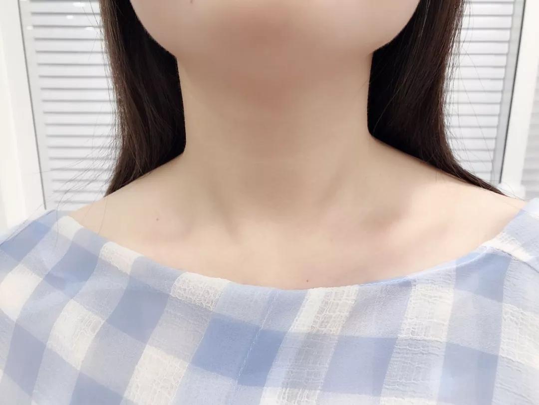 刘诗诗与倪妮再度同框，除了体态外，在脖子上她们也在暗自用力