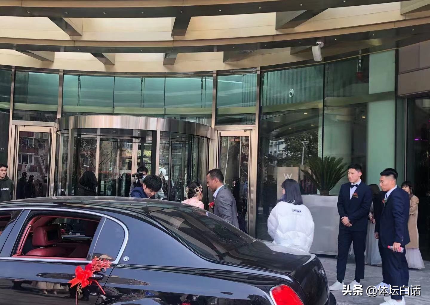 徐根宝为弟子庆生,徐根宝与众弟子