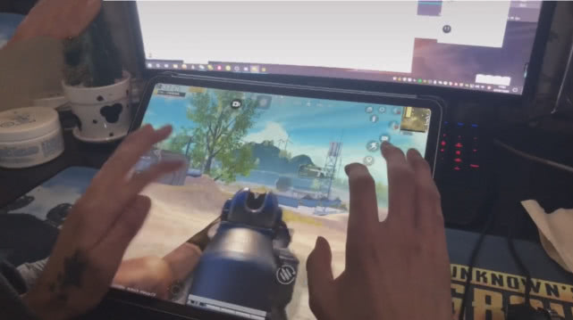 手模如何打“吃鸡”？看到九指键位后，才发现“吃鸡”界的贝多芬