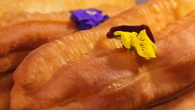 怎么在家炸油条才能不硬,当天快速炸油条最简单方法