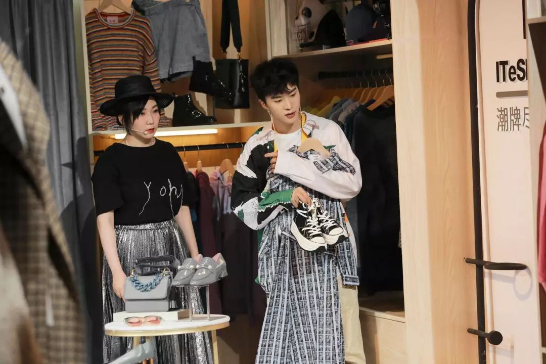 杨颖跟范丞丞同框的照片,杨颖和范丞丞摆pose