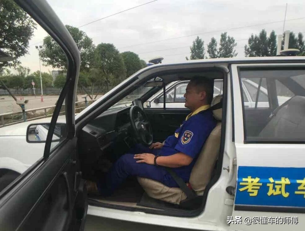 科目二倒车入库如何找准点位手动,自动挡倒车入库科目二准确点教学