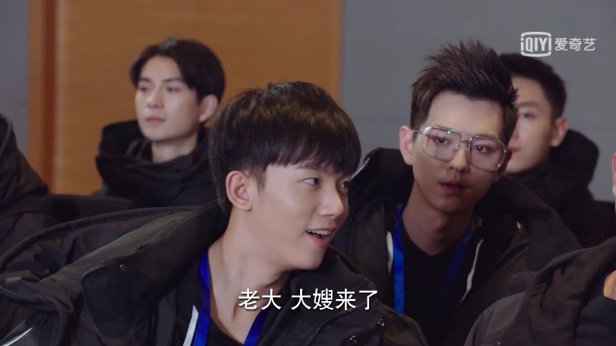 李现勾勾手完整版,李现采访暗示有女友了吗