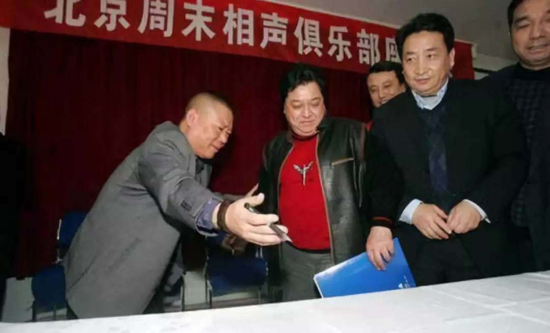 那一年岳云鹏14岁郭德纲26岁,岳云鹏连续13年为郭德纲庆生