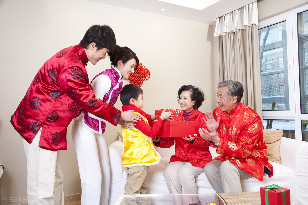 婆婆60岁生日，把儿媳送的礼物退了回来，只因孙子伤了奶奶的心