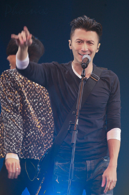 推荐一下娱乐圈中比较帅的男明星,娱乐圈里英气迷人的男星