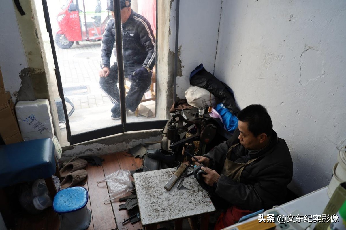 安徽6旬残疾老汉的“完美爱情”，小14岁良妻：他颠覆了我的三观