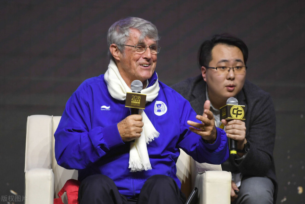 国足教练李铁场边停球,国足主教练李铁高光时刻