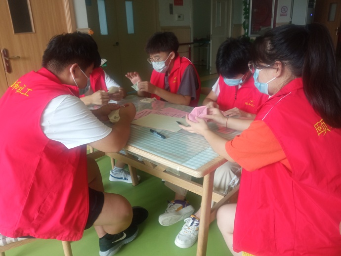 「颐和资讯」小小折纸，满满祝福——颐和社工折纸为长者送祝福