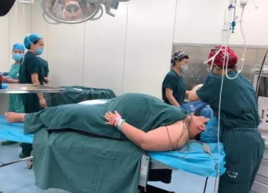 产妇生娃前被男医生“刮阴毛”，场面“尬”到不行，你经历过吗？