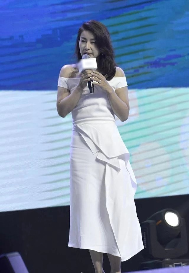 郭晶晶穿黑色裙近照大曝光,郭晶晶近况曝光朴素衣着不似阔太