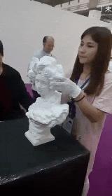 搞笑gif趣图姑娘有话好好说别动手,开心一刻gif搞笑动图