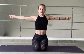 瑜伽手臂拜拜肉训练方法,瘦背瘦手臂的瑜伽动作