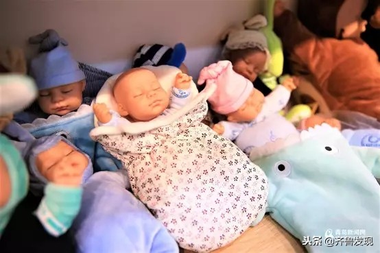 原来你是这样的“最美弯腰女孩”！1分钟系鞋带背后，竟是23年