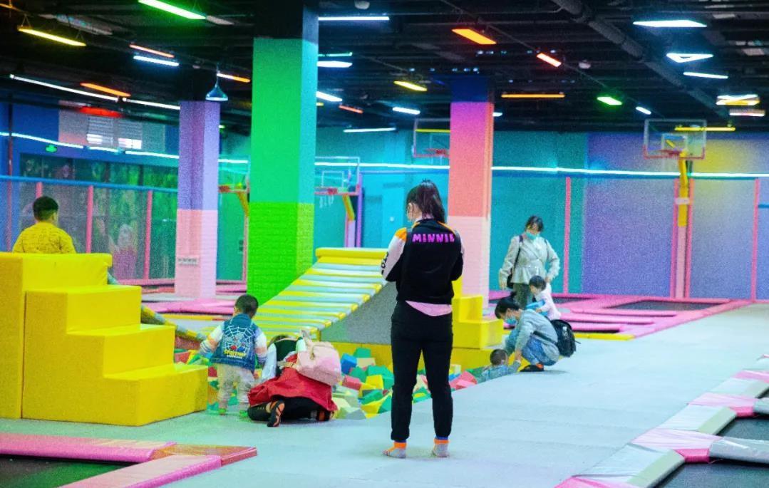 人气乐园游乐场亲子游玩,冬天游乐场室内游玩推荐