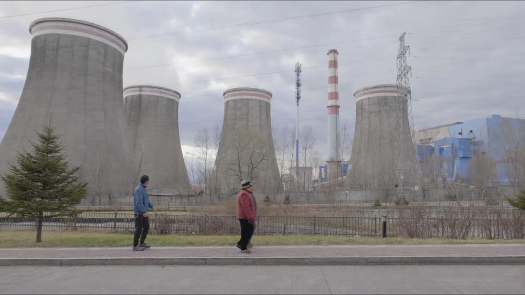 买了一套房子可一点也不高兴,买一套房子就花了几十万