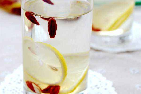 柠檬枸杞煮水的做法和功效,柠檬泡枸杞如何制作