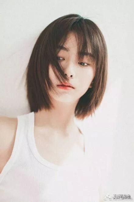谭松韵蓬松的头,谭松韵摘掉眼镜打扮后惊艳出场
