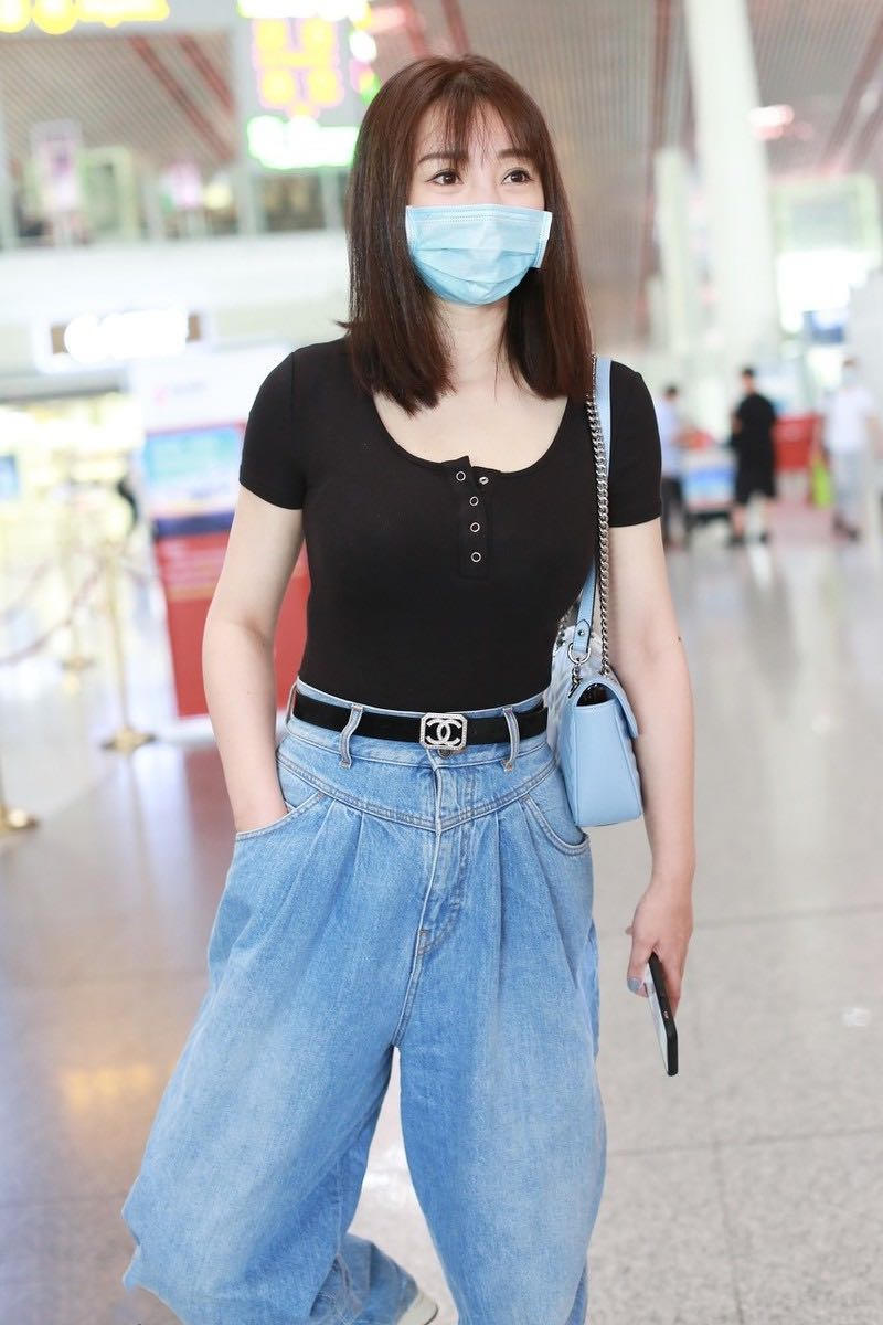 柳岩穿深v礼服展示身材,柳岩穿衣显身材走红