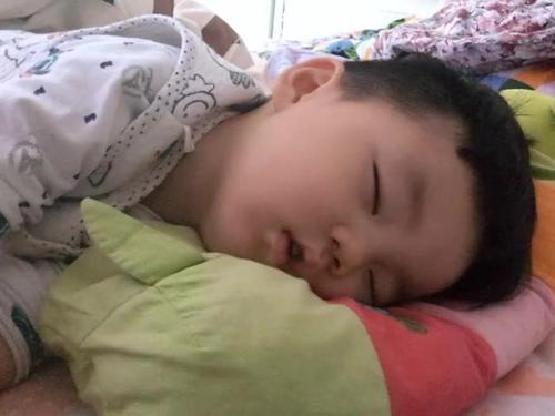 小孩睡觉爱蹬被子容易出汗,孩子睡觉爱蹬被子