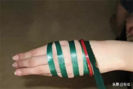 翡翠手镯戴的方法,玉手镯要怎样戴和脱