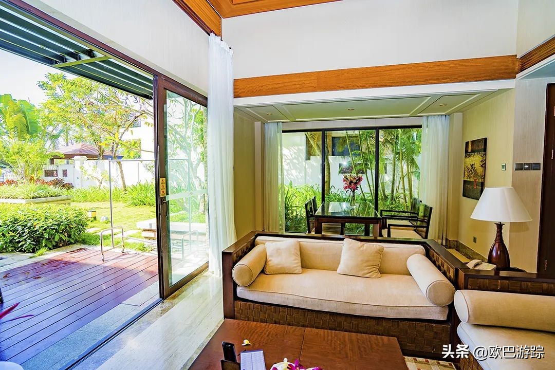 三亚维景度假酒店，占地100000多平米，位于天下第一湾的亚龙湾